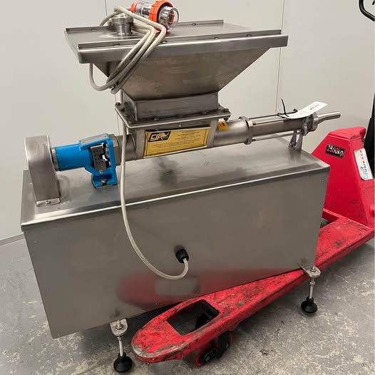 Volumetric Pump With Pre-Feed Hopper image 1