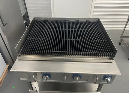 COMMERCIAL NATURAL GAS CHARGRILL WITH STAND