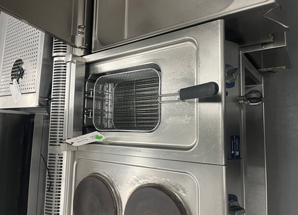 ELECTROLUX 4 BURNER ELECTRIC STOVE WITH COMBINATION FRYER