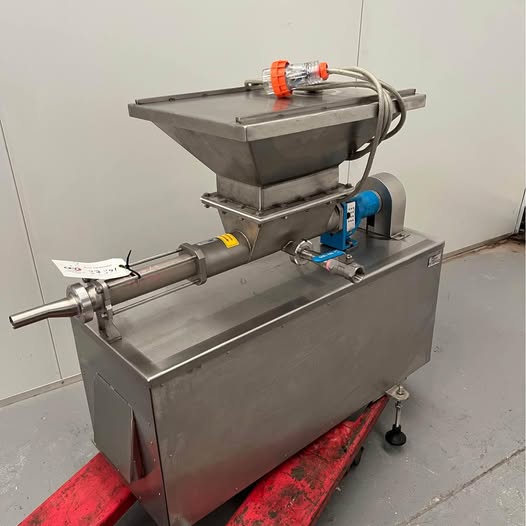 Volumetric Pump With Pre-Feed Hopper image 0